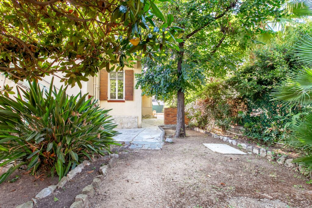 Villa near beaches, near town center ISM Property