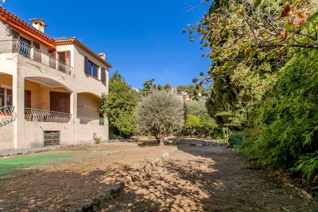 Villa near beaches, near town center ISM Property