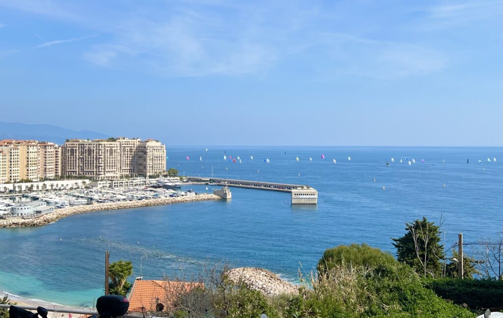 Limitrophe Monaco et la plage