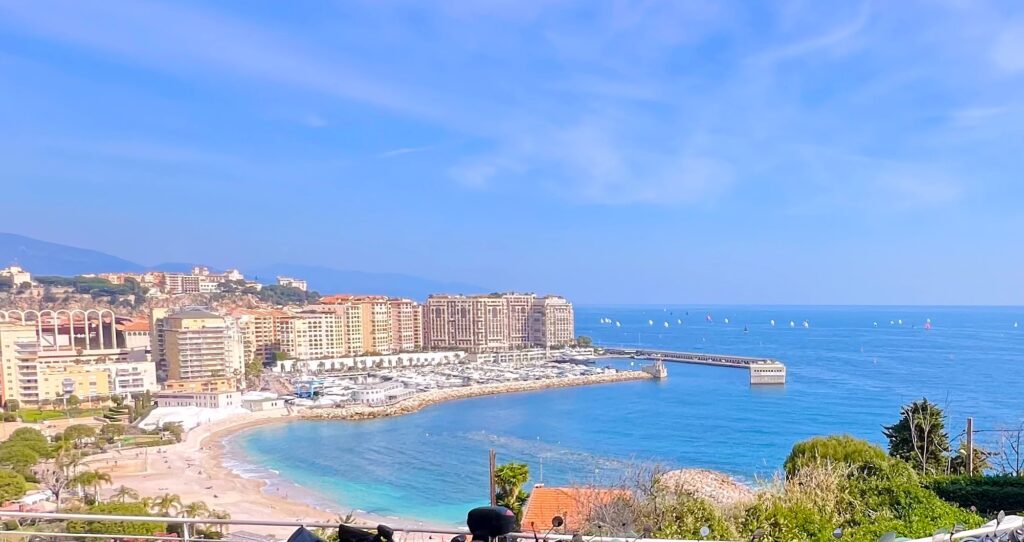 Limitrophe Monaco et la plage
