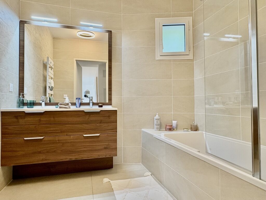 Limitrophe plages , calme, dernière étage ISM Property