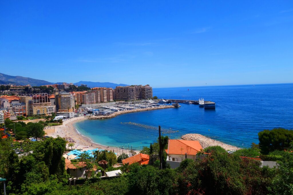 Limitrophe Monaco et la plage