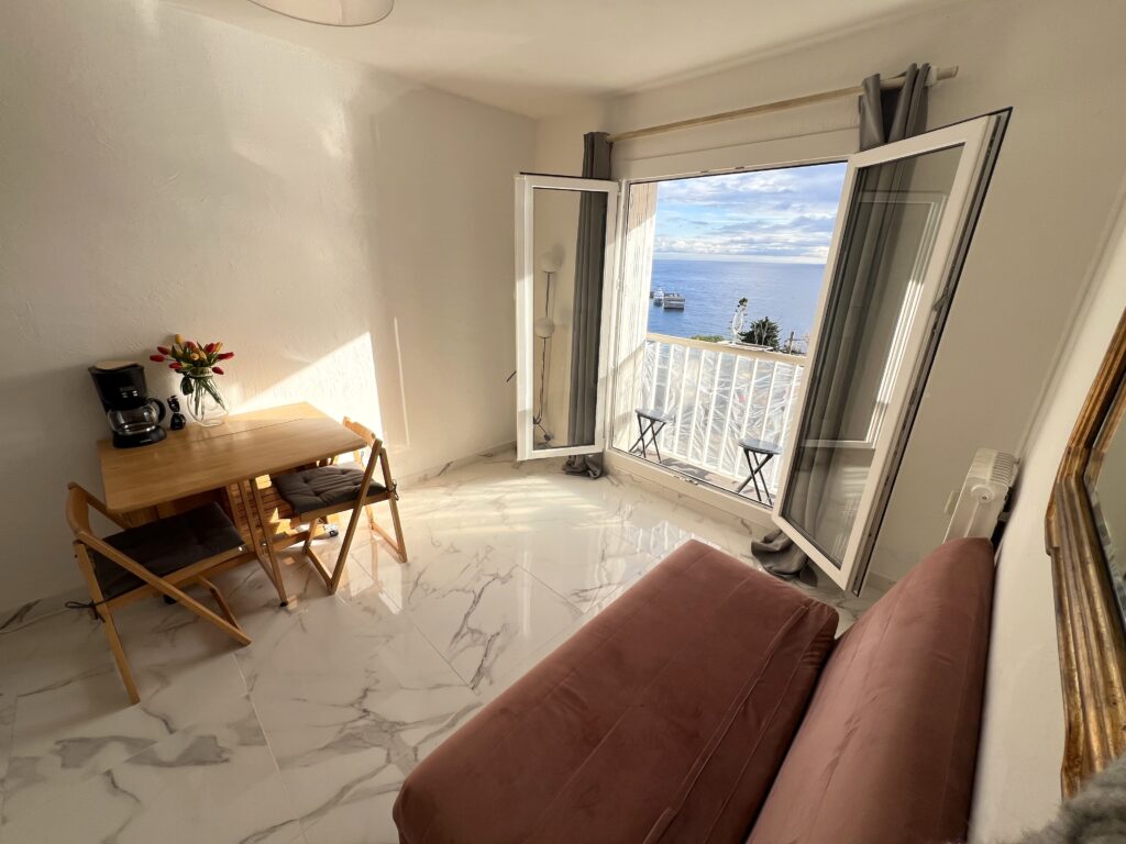 Limitrophe Monaco et la plage