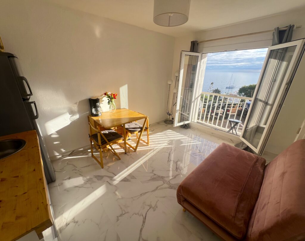 Limitrophe Monaco et la plage