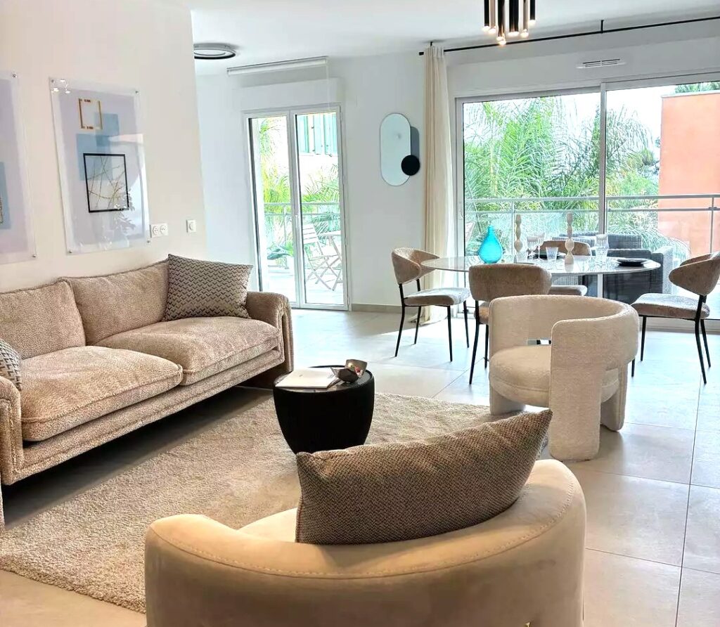 Limitrophe plages , calme, dernière étage ISM Property