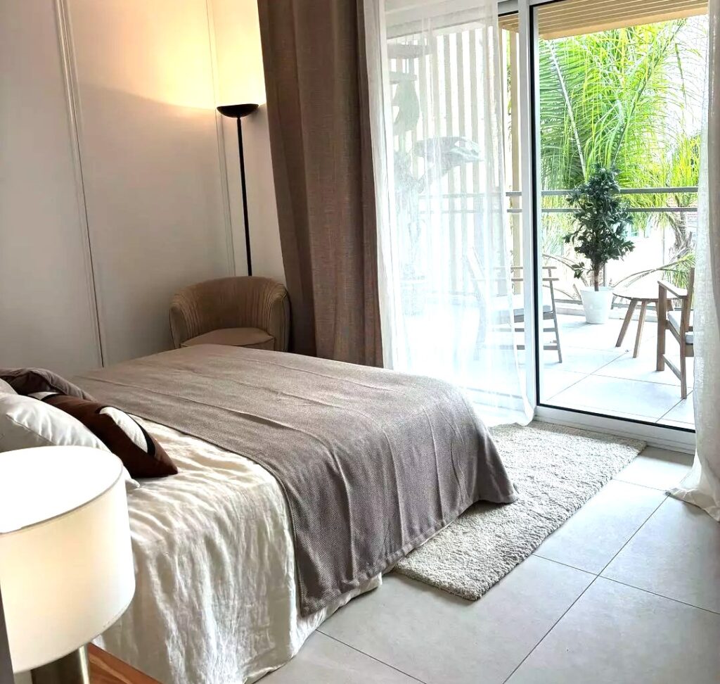 Limitrophe plages , calme, dernière étage ISM Property